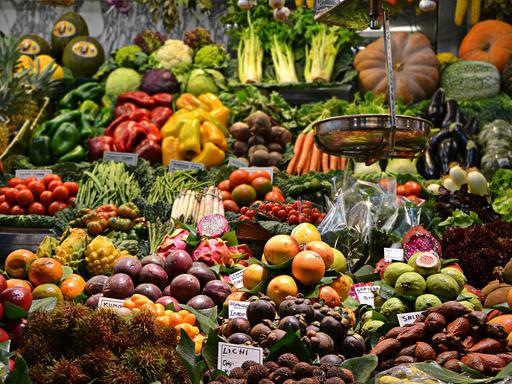 Eine gefüllte Obst- und Gemüseabteilung schillert in bunten Farben.