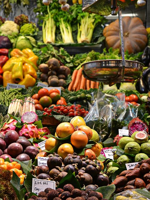 Eine gefüllte Obst- und Gemüseabteilung schillert in bunten Farben.
