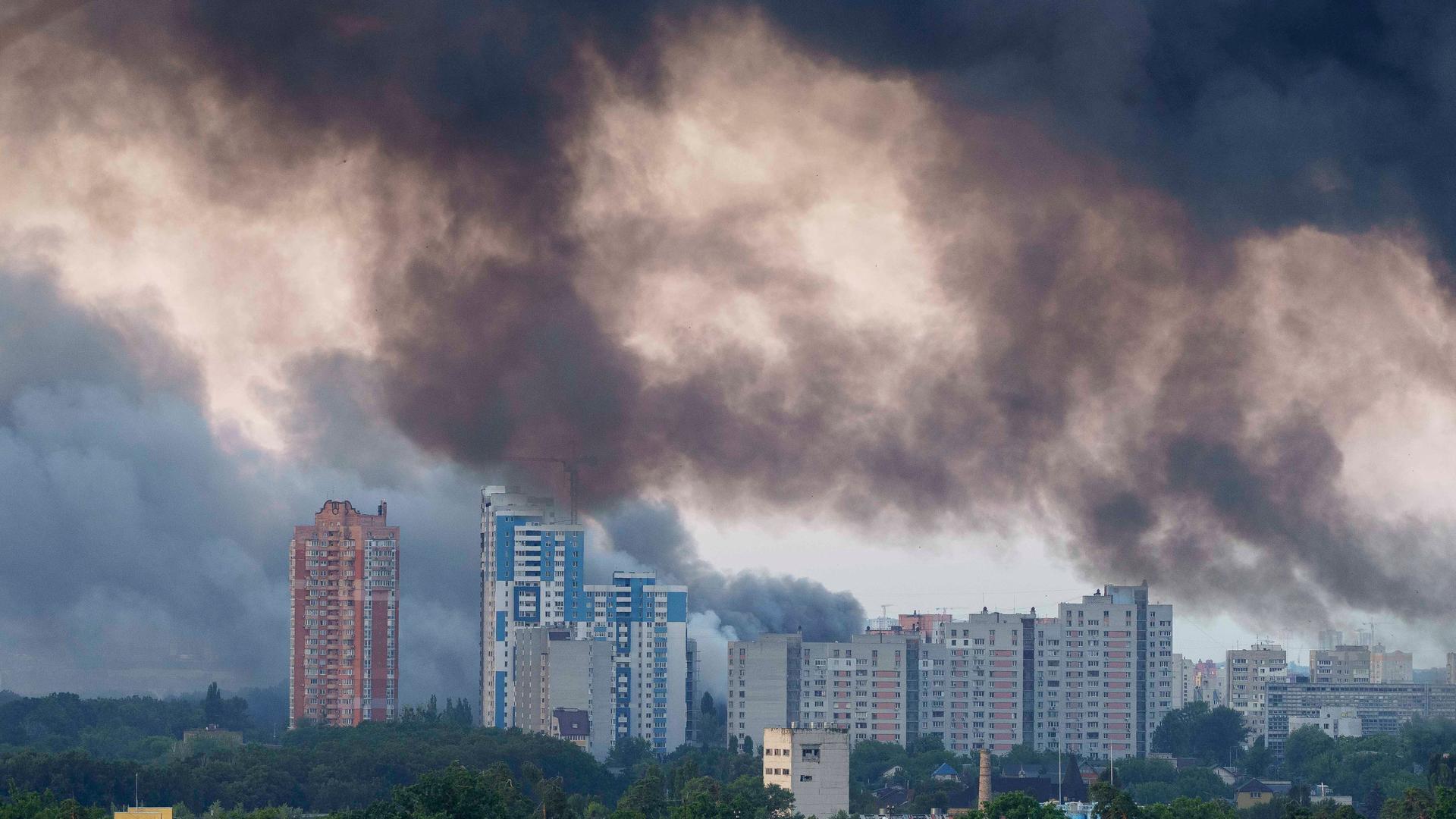 Nach massiven russischen Drohnen- und Raketenangriffen steigt Rauch über der ukrainischen Hauptstadt Kiew auf 
