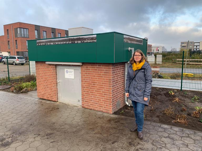 Die Ingenieurin Julia Döring  vor dem Prototyp eines smarten Gründachs auf dem Betriebsgelände von Hamburg Wasser.