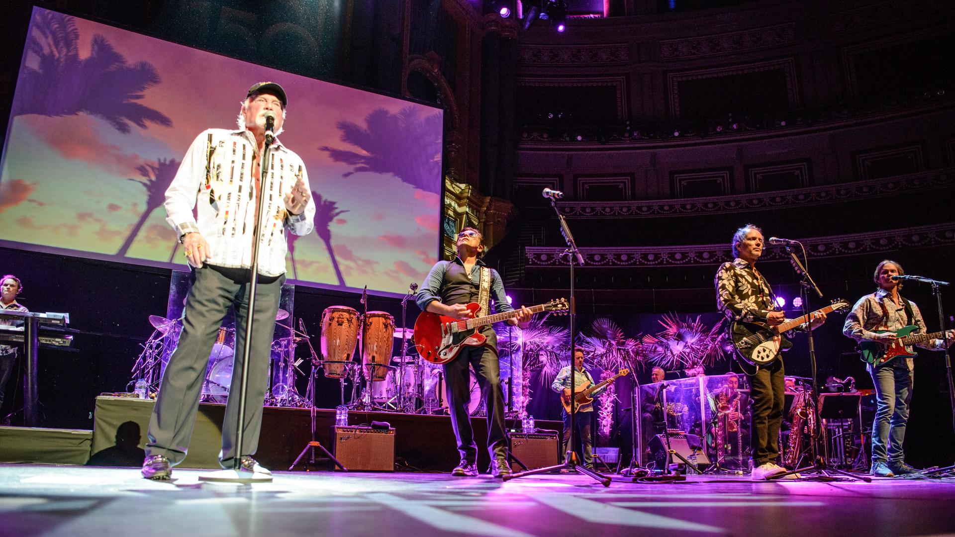Die Beach Boys stehen im Juni 2022 auf der Bühne der Royal Albert Hall in London. Einzig originales Bandmitglied ist Sänger Mike Love (l.).