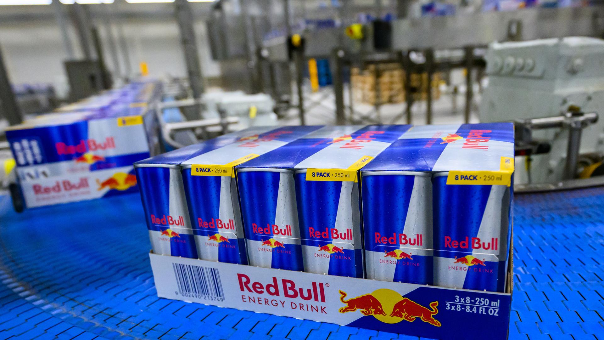 Red-Bull-Getränkedosen werden über Transportbänder geleitet