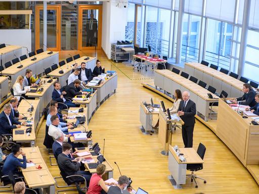 Tom Buhrow, damals Vorsitzender der ARD, spricht 2022 im Plenarsaal des Landtages von Sachsen-Anhalt zu Abgeordneten. Dort kam der Medienausschuss des Landtages zusammen.