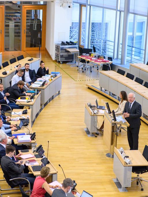 Tom Buhrow, damals Vorsitzender der ARD, spricht 2022 im Plenarsaal des Landtages von Sachsen-Anhalt zu Abgeordneten. Dort kam der Medienausschuss des Landtages zusammen.