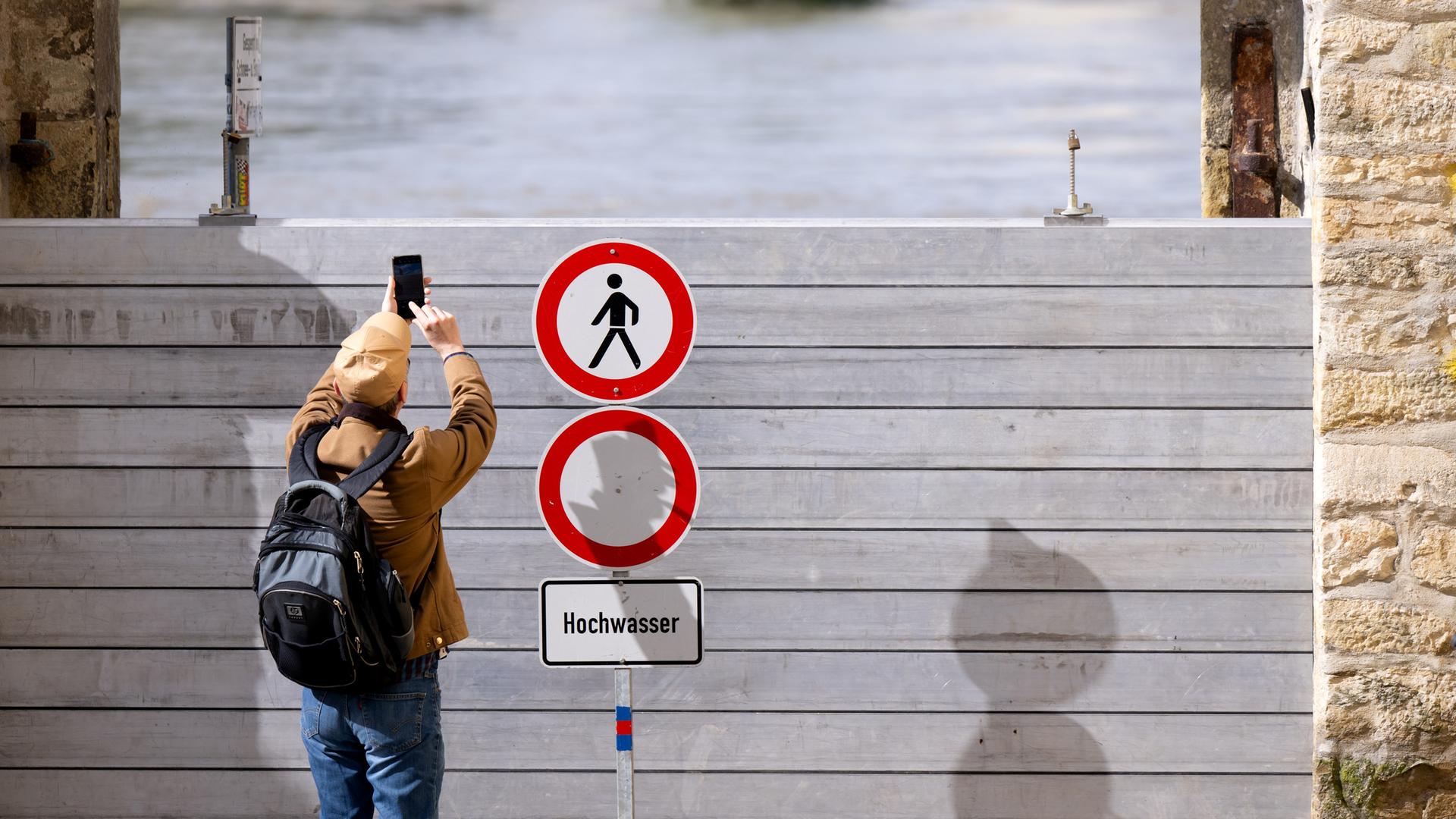 Ein Mann fotografiert in Passau das Hoch-Wasser