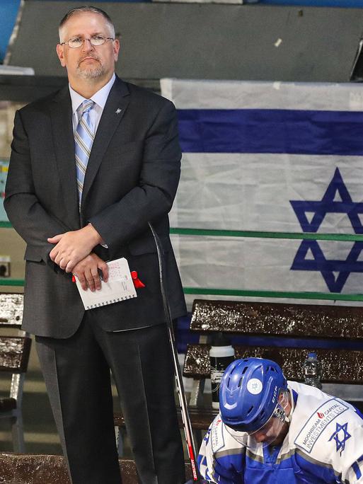 Die Bank von Israels Eishockey-Team mit Nationalcoach Ty Newberry bei einem Spiel der B-WM im April 2022
