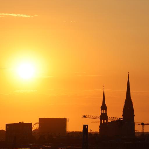 Die heiße Abendsonne über der Hamburger City und dem Hamburger Michel