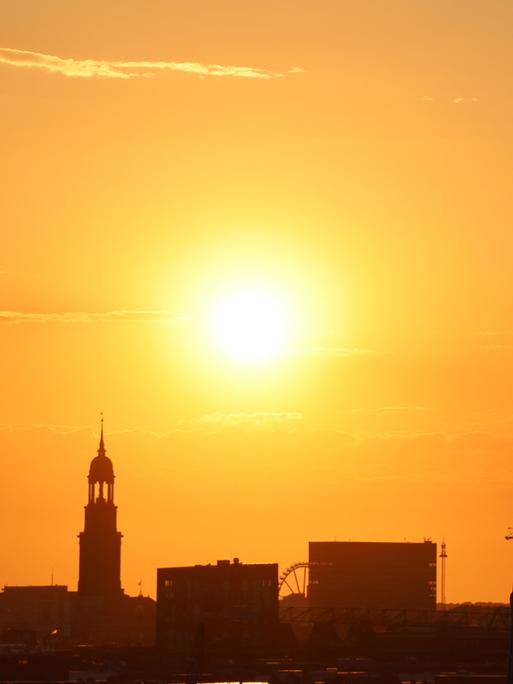 Die heiße Abendsonne über der Hamburger City und dem Hamburger Michel Die heiße Abendsonne über der Hamburger City und dem Hamburger Michel