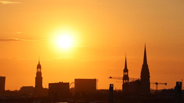 Die heiße Abendsonne über der Hamburger City und dem Hamburger Michel