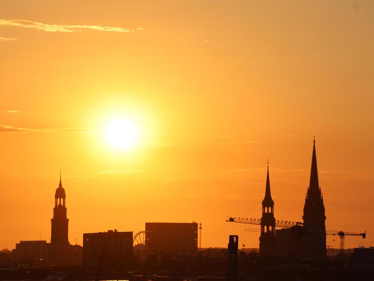 Die heiße Abendsonne über der Hamburger City und dem Hamburger Michel Die heiße Abendsonne über der Hamburger City und dem Hamburger Michel