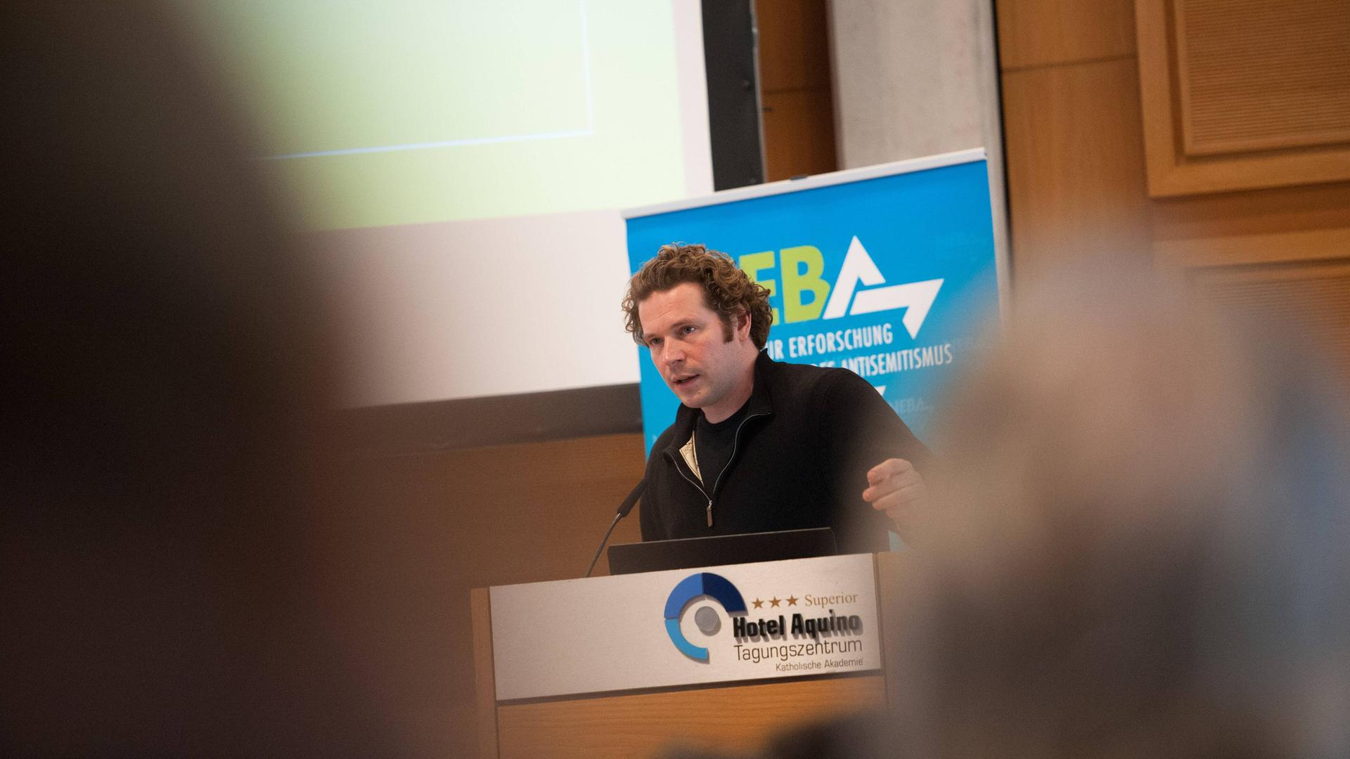 Der Künstler Leon Kahane spricht bei einer Konferenz in Berlin. Der Künstler Leon Kahane spricht bei einer Konferenz in Berlin.