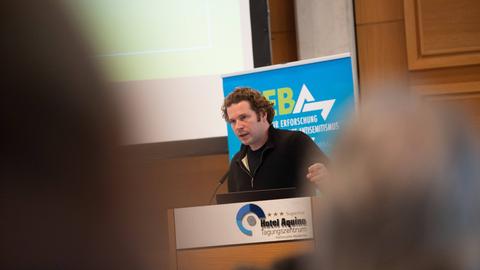 Der Künstler Leon Kahane spricht bei einer Konferenz in Berlin. Der Künstler Leon Kahane spricht bei einer Konferenz in Berlin.