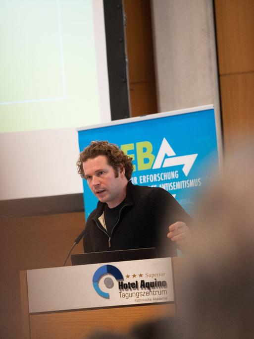 Der Künstler Leon Kahane spricht bei einer Konferenz in Berlin.