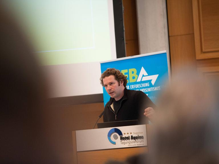 Der Künstler Leon Kahane spricht bei einer Konferenz in Berlin.