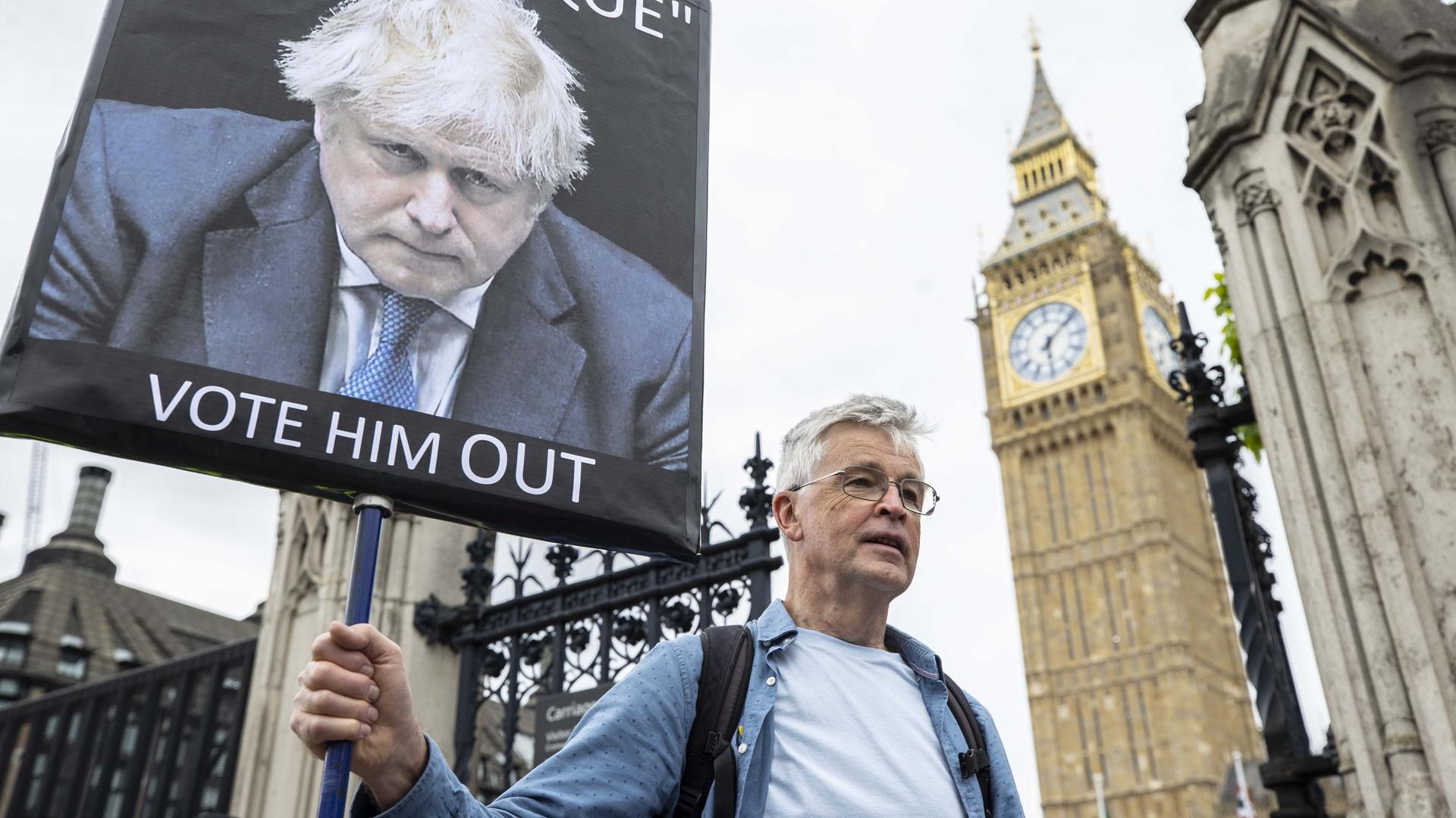Der britische Premierminister Boris Johnson ist auf einem Plakat seiner Gegner abgebildet. Der britische Premierminister Boris Johnson ist auf einem Plakat seiner Gegner abgebildet.