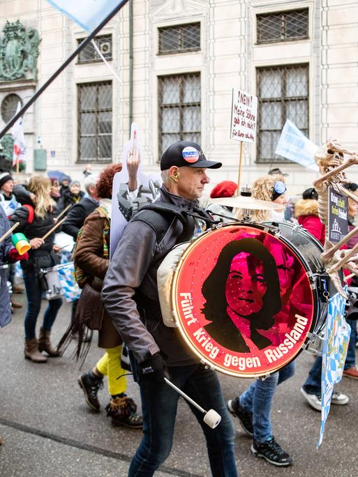 Teilnehmende einer verschwörungsideologischen Demo in München gehen durch die Straßen.