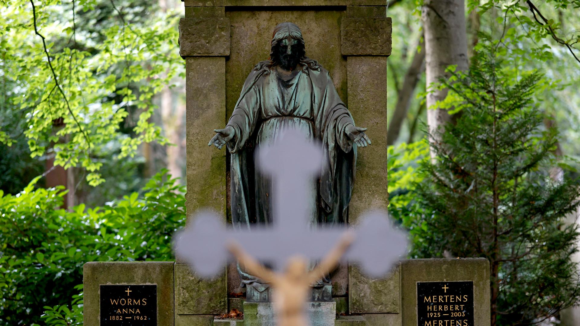 Gräber und Grabfiguren auf dem Melaten-Friedhof in Köln. Auf den Tod eines geliebten Menschen folgt der Prozess des Trauerns. 