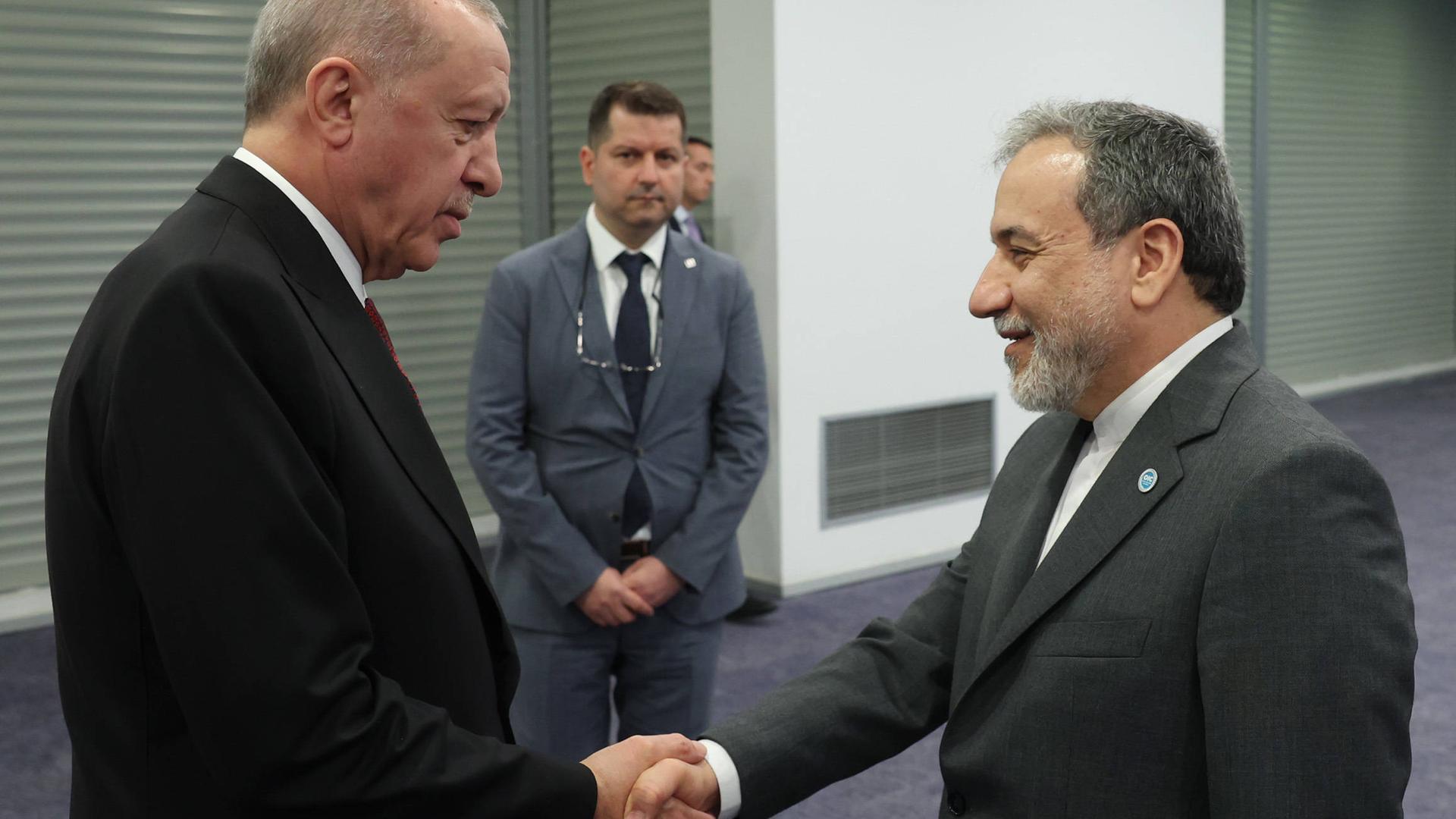 Recep Tayyip Erdogan und Abbas Araghtschi schütteln sich die Hände und schauen sich dabei freundlich an. Recep Tayyip Erdogan und Abbas Araghtschi schütteln sich die Hände und schauen sich dabei freundlich an.