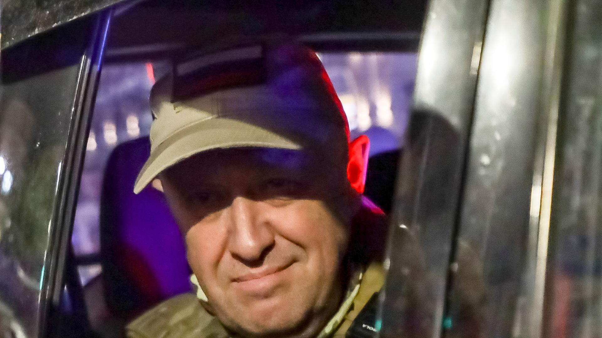 Wagner-Chef Jewgeni Prigoschin schaut aus einem Miltitärfahrzeug in Rostow am Don. 