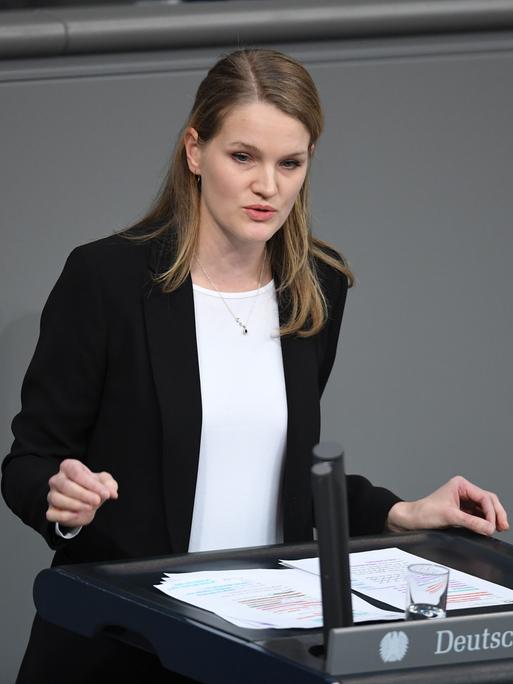 Sonja Eichwede (SPD) spricht am Rednerpult im Bundestag