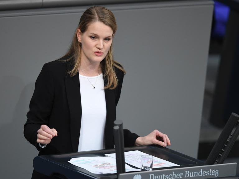 Sonja Eichwede (SPD) spricht am Rednerpult im Bundestag