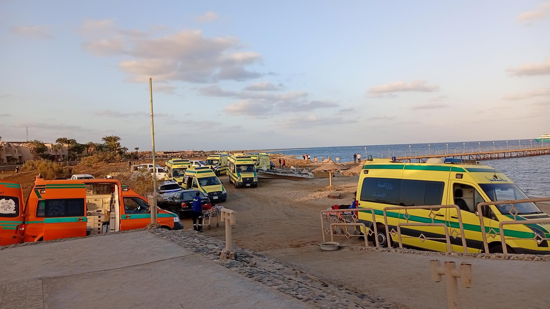 Ägypten, Marsa Alam: Rettungskräfte und Krankenwagen warten am Strand auf mögliche Überlebende, nachdem ein Touristenboot mit 45 Personen an Bord vor der Küste gesunken ist.