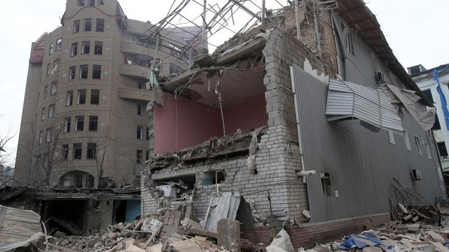 Ein zerstörtes Haus in der ukrainischen Stadt Dnipro