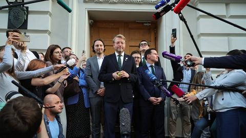 Nikolai Rybakov C, Vorsitzender der Vereinigten Demokratischen Partei Russlands „Jabloko“, tritt nach einer Anhörung vor dem Obersten Gerichtshof Russlands in Moskau zu einem Ausschluss von „Jabloko“ von den Staatsduma-Wahlen 2026 vor die Medien.