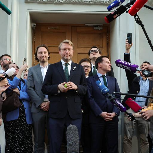 Nikolai Rybakov C, Vorsitzender der Vereinigten Demokratischen Partei Russlands „Jabloko“, tritt nach einer Anhörung vor dem Obersten Gerichtshof Russlands in Moskau zu einem Ausschluss von „Jabloko“ von den Staatsduma-Wahlen 2026 vor die Medien.