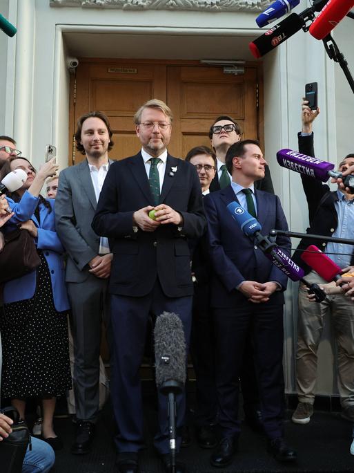 Nikolai Rybakov, Vorsitzender der Vereinigten Demokratischen Partei Russlands „Jabloko“, tritt nach einer Anhörung vor dem Obersten Gerichtshof Russlands in Moskau zu einem Ausschluss von „Jabloko“ von den Staatsduma-Wahlen 2026 vor die Medien.