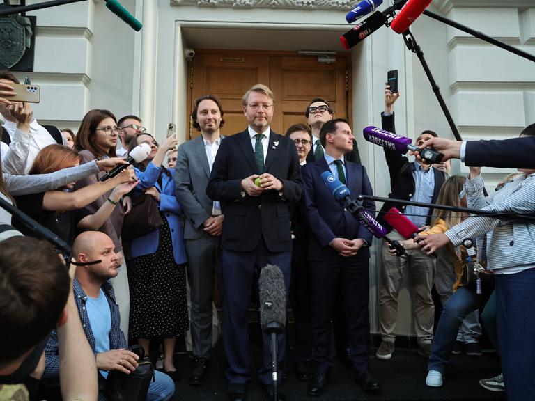 Nikolai Rybakov, Vorsitzender der Vereinigten Demokratischen Partei Russlands „Jabloko“, tritt nach einer Anhörung vor dem Obersten Gerichtshof Russlands in Moskau zu einem Ausschluss von „Jabloko“ von den Staatsduma-Wahlen 2026 vor die Medien.