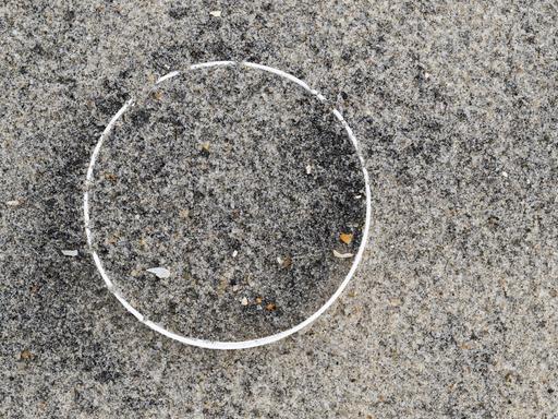 Überreste einer Plastikflasche im Sand am Strand 