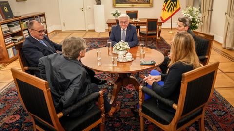 Berlin: Friedrich Merz (l-r, CDU), CDU-Bundesvorsitzender und Unionsfraktionsvorsitzender, Britta Haßelmann, Fraktionsvorsitzende von Bündnis 90/Die Grünen, Katharina Dröge, Fraktionsvorsitzende von Bündnis 90/Die Grünen, und Rolf Mützenich, Vorsitzender der SPD-Bundestagsfraktion, sitzen mit Bundespräsident Frank-Walter Steinmeier im Schloss Bellevue zusammen.