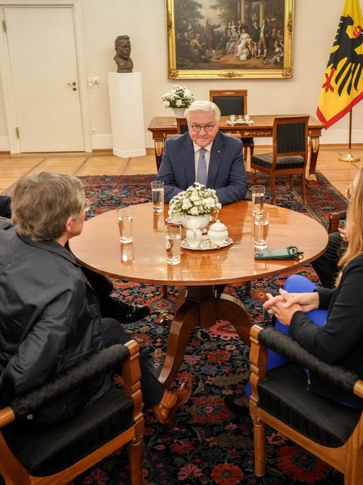 Friedrich Merz, Britta Haßelmann, Katharina Dröge und Rolf Mützenich sitzen mit Bundespräsident Frank-Walter Steinmeier im Schloss Bellevue zusammen.