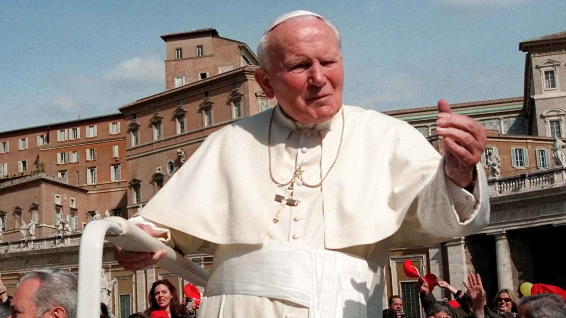 Papst Johannes Paul II. am Petersdom im Jahr 1998. 