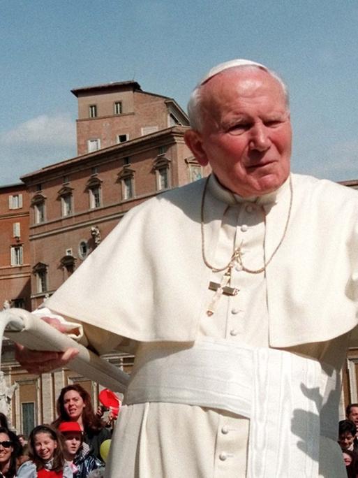 Papst Johannes Paul II. am Petersdom im Jahr 1998. 