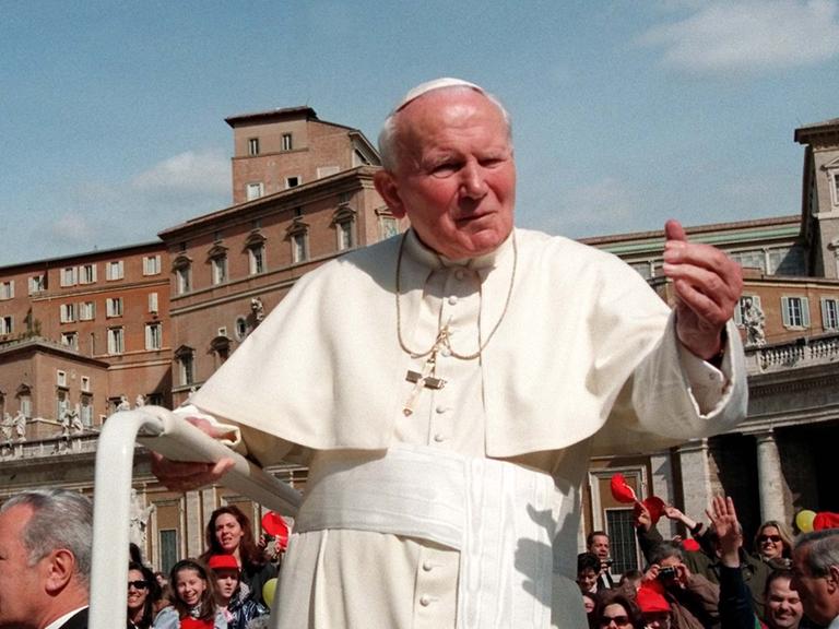 Papst Johannes Paul II. am Petersdom im Jahr 1998. 