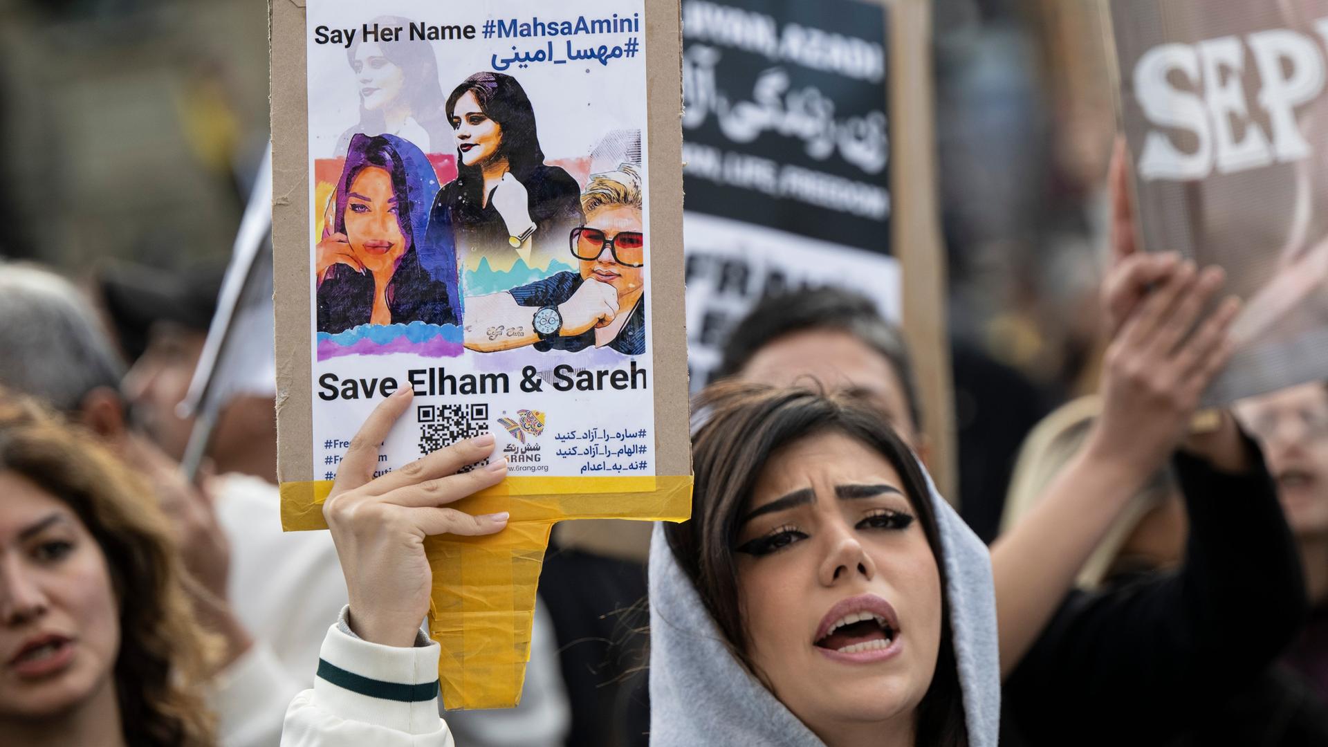 Demonstranten während einer Kundgebung gegen das politische Regime im Iran. Auf einem Schild steht "Say her name #Mahsa Amini". Nach dem Tod der 22-jährigen in Teheran kommt es weltweit zu Protesten und Solidaritätskundgebungen.