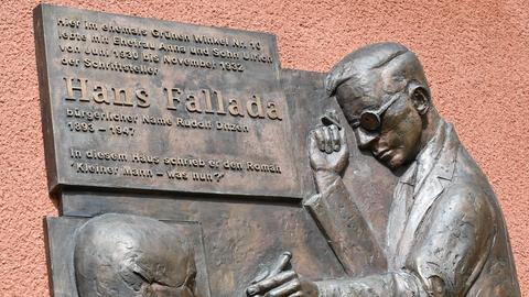 Ein Bronzerelief des Künstlers Michael Klein an der Fassade des Fallada-Museums zeigt den Autor im Profil.