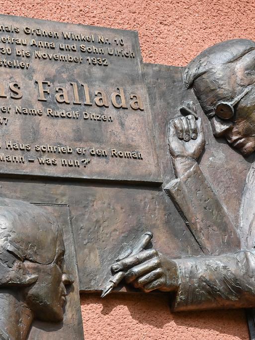 Ein Bronzerelief des Künstlers Michael Klein an der Fassade des Fallada-Museums zeigt den Autor im Profil.