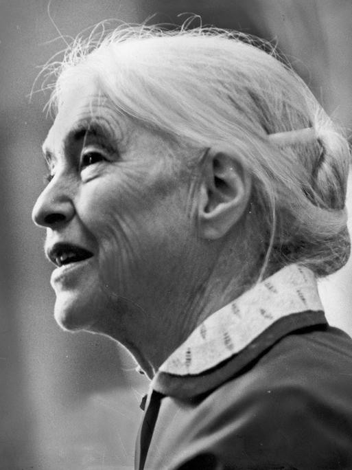 Historisches Porträt der Schriftstellerin Anna Seghers.