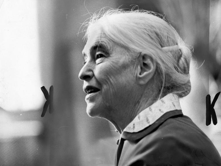 Historisches Porträt der Schriftstellerin Anna Seghers.