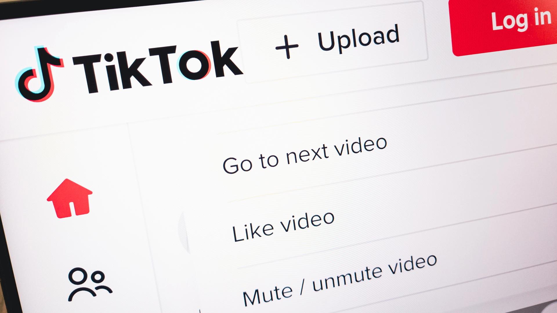 TikTok-Website auf dem Bildschirm eines Laptops angezeigt TikTok-Website auf dem Bildschirm eines Laptops angezeigt