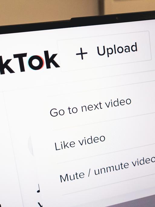  TikTok-Website auf dem Bildschirm eines Laptops angezeigt