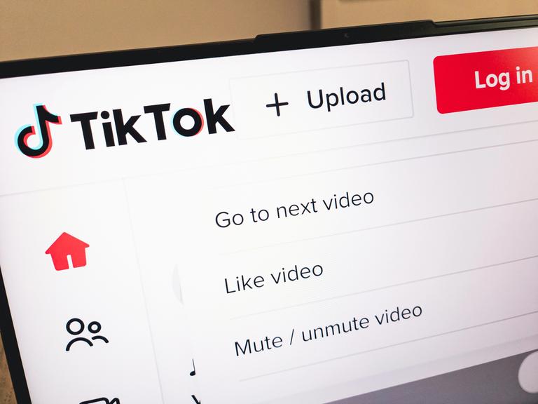  TikTok-Website auf dem Bildschirm eines Laptops angezeigt