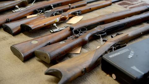 Verschiedene sichergestellte Waffen liegen auf einem Teppich. Bei einem Waffen- und Sprengstoffhändler in Rheinland-Pfalz, der der «Reichsbürgerszene» zugeordnet wird, werden Wohn- und Geschäftsräume sowie Lagerstätten durchsucht