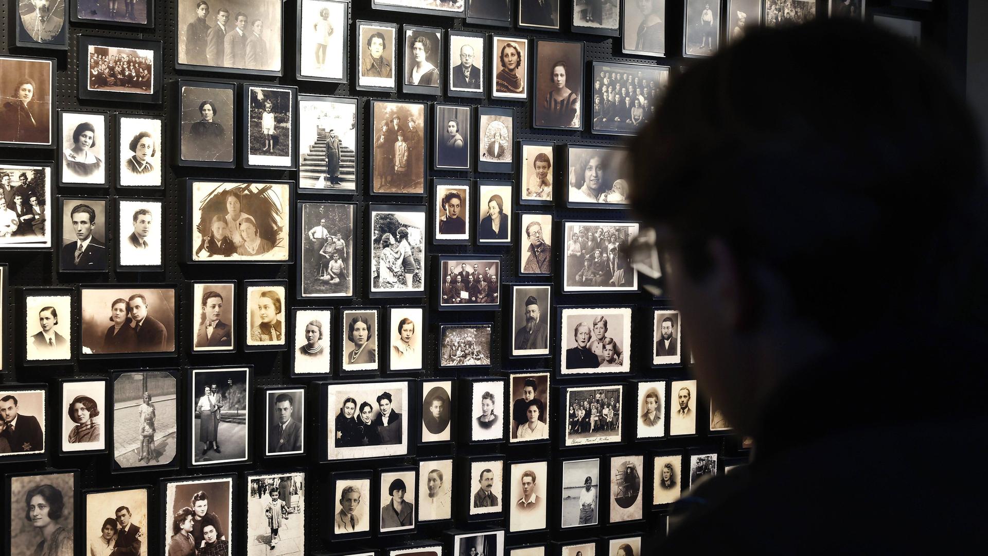 Bilder von Opfern des Holocaust hängen an einer Wand des Konzentrationslagers Auschwitz Birkenau Bilder von Opfern des Holocaust hängen an einer Wand des Konzentrationslagers Auschwitz Birkenau