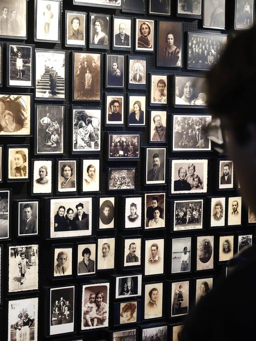 Bilder von Opfern des Holocaust hängen an einer Wand des Konzentrationslagers Auschwitz Birkenau Bilder von Opfern des Holocaust hängen an einer Wand des Konzentrationslagers Auschwitz Birkenau