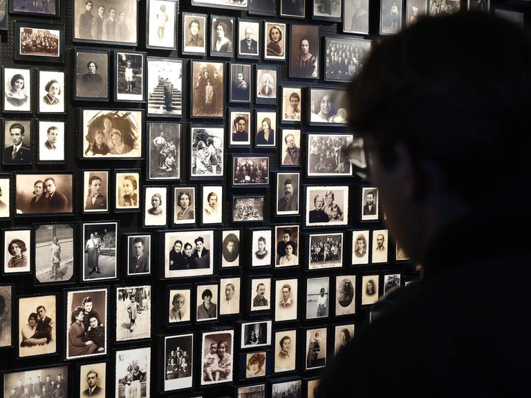 Bilder von Opfern des Holocaust hängen an einer Wand des Konzentrationslagers Auschwitz Birkenau Bilder von Opfern des Holocaust hängen an einer Wand des Konzentrationslagers Auschwitz Birkenau
