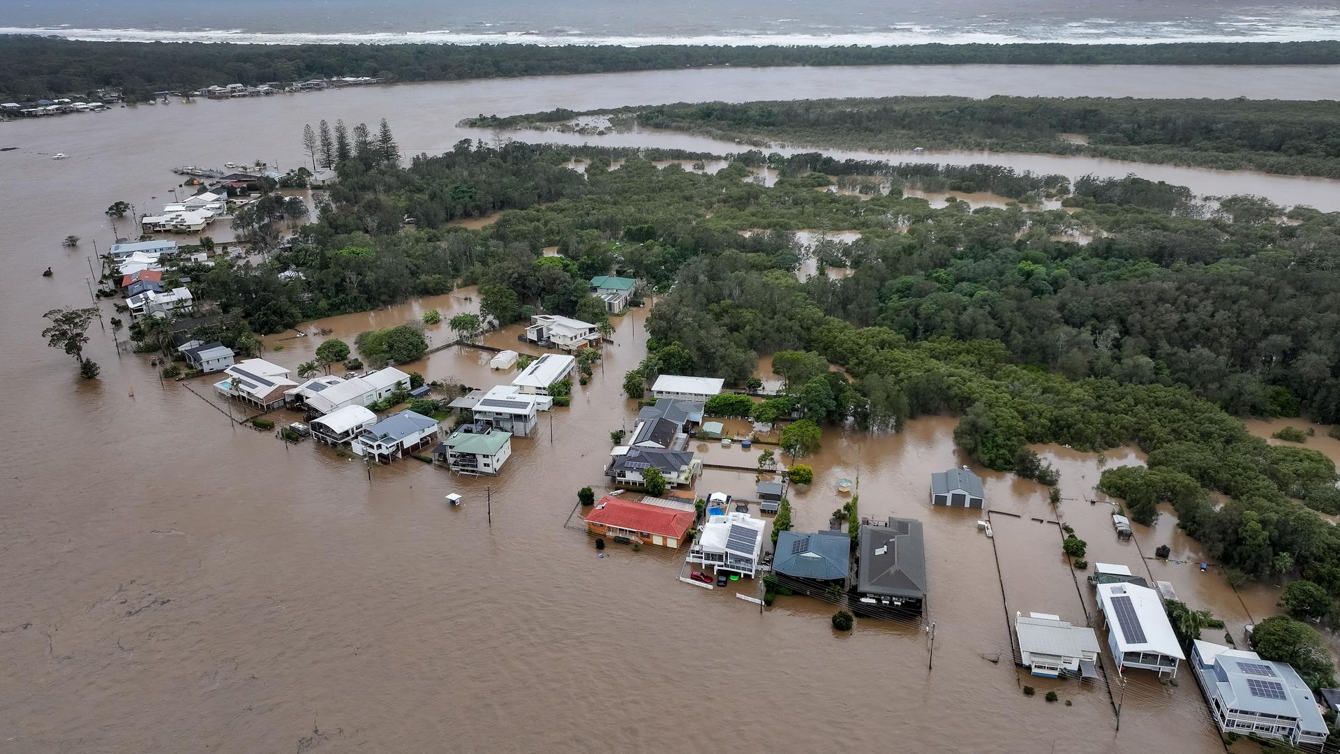 Überschwemmungen an der Settlement Point Road in Port Macquarie, Australien. Viele Häuser und Straßen sind von Wasser umgeben. 